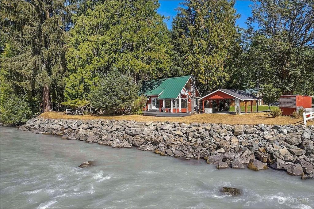 New: Steps From White River Near Mount Rainier National Park Greenwater Екстериор снимка